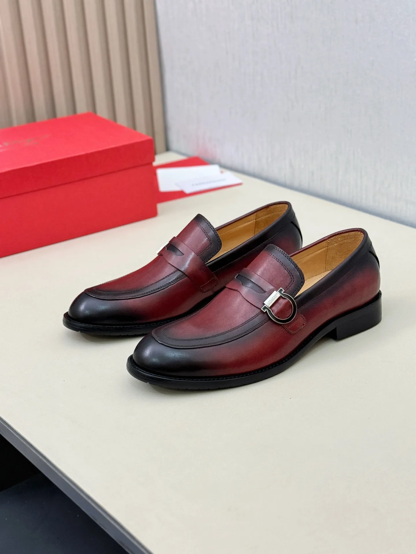 [Ferragamo] P: 560💰 Number of yards: 38~44 (45 orders are non-returnable) Ferragam's new men's formal leather shoes, the fabric is made of imported cowhide, with visible texture, heavy-duty stitching, dyed calfskin inside, standard logo cowhide feet, big-name experience, soft and comfortable on the feet, a men's favorite, special non-slip and wear-resistant rubber soles, easy to handle various occasions, with original box packaging!